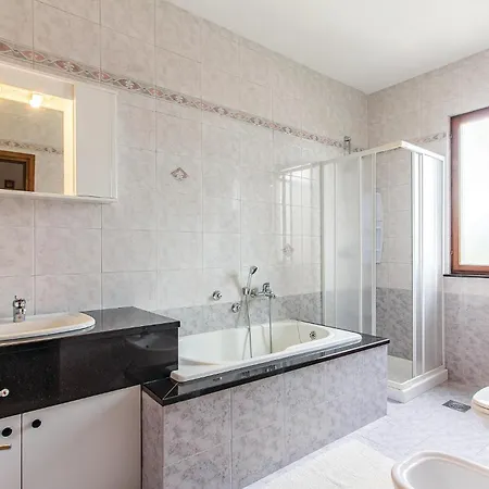4 Bedroom Lovely In Apartment *