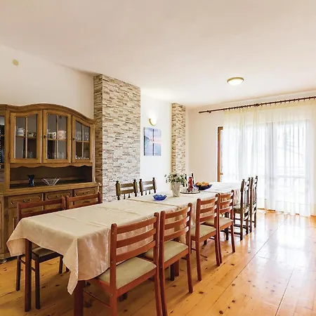 4 Bedroom Lovely In Stinjan
