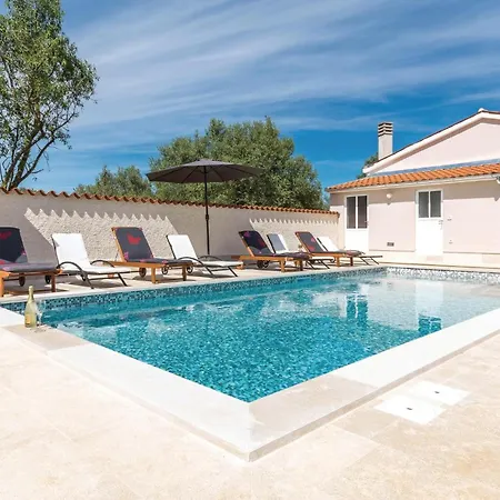 4 Bedroom Lovely In Appartement