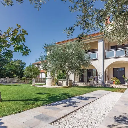 4 Bedroom Lovely In Apartment