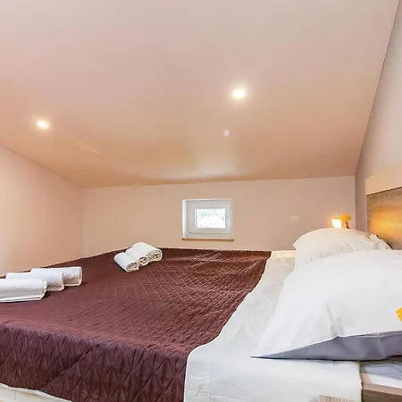 4 Bedroom Lovely In Apartment Stinjan